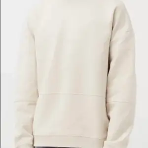 Vit sweatshirt tröja från Axel Arigato. Aldrig använd på grund av fel storlek. Nyskick. Frakt ingår. 