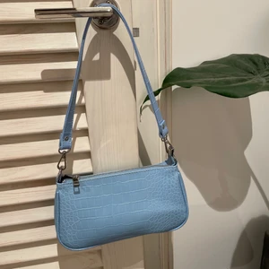 Ljusblå handväska - Hej🤍  Säljer den här jättefina väskan från Gina Tricot. Använd en gång. Nypris: 299kr. Men säljer den för 50kr💕