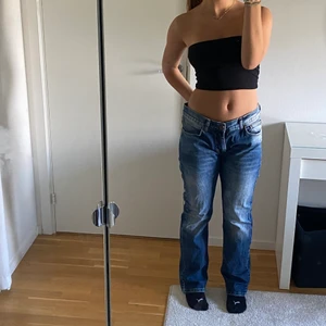 Blåa jeans - Säljer ett par jeans som jag köpte från Sellpy i somras. Mycket bekväma och lagom baggy. Innebenslängden är 80 cm och midjemåttet 43. Skriv för mer frågor💙