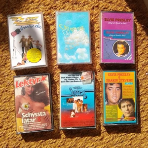 Kasettband - 🎶Sex stycken kasettband säljes för 30 kr/st. Nostalgi!! Perfekt till din retrobilradio eller stereo hemma! 🌼  OBS! Kasettband blir slitna med tiden och får ett speciellt vintageljud. Men trasigt band =pengarna tillbaka.   ZZtop Cat stevens Elvis Blandband