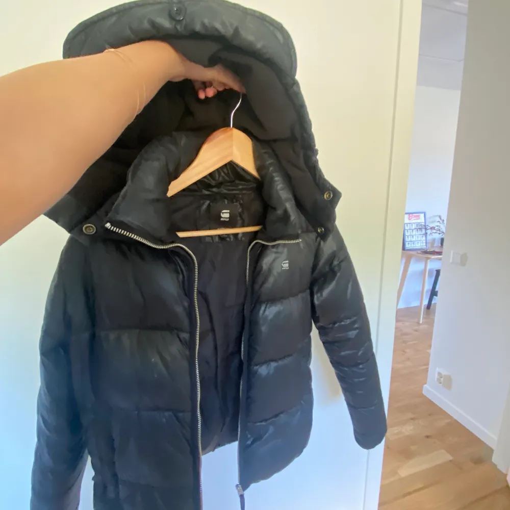 Säljer min jättefina G-star jacak som är lik Maja moncler modelen ,ny pris 1899kr pris nu 1000, Jackan är mycket värk samt även och har inga större skador på den.. Övrigt.