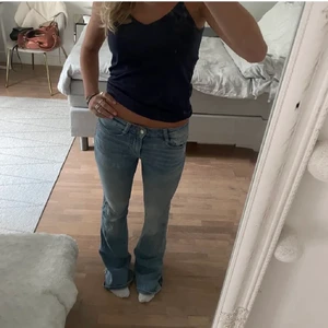 Zara jeans bootcut - Säljer mina bootcut jeans från zara som är slutsålda! är 165cm❤️ Direktpris är 500! Har bud på 450kr inklusive frakt 