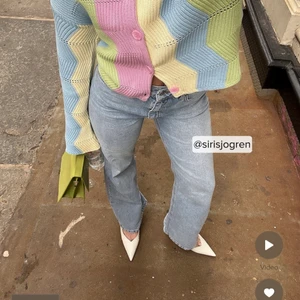 NA-KD jeans!! - Relaxed full length jeans✨ de är använda men i superfint skick och inga skador. Nypris 549 och mitt pris 240. Fler bilder finns, alla bilder i annonsen är från NA-KD förutom den sista som är min egen