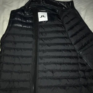 J Lindeberg bäst storlek M - Svart J Lindeberg väst bara använd ett fåtal gånger. Passar till nästan allting och perfekt till hösten. Nypris 1800kr