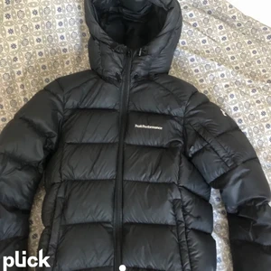 Peak jacka - Svart peak performance jacka, använd ca 10 gånger för att jag fick en annan jacka jag tyckte passade bättre💗(Första bilden är lånad)                  Kan skicka egna bilder ifall det önskas🥰 BUDA MED 10kr MELLAN VARJE ANNARS RÄKNAS INTE BUDET