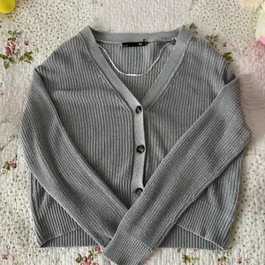 Cardigan  - Köpt på Lager 157. Båda är i bra skick, dock så har den rosa hål på armen.  Grå 50 kr (S)  Rosa 30kr (Xs) 