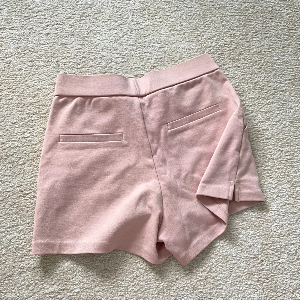 Ljusrosa ”mjukisshorts” i storlek xs💗fickor där fram (fake fickor baktill) och en liten slitt vid sidan av benet🤍 knappt använda och  har blivit för små för mig!. Shorts.