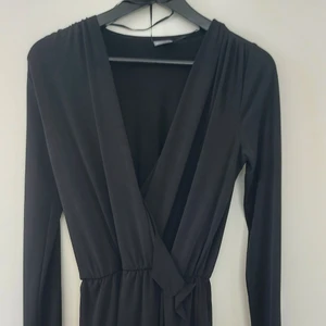 Svart klänning - Svart långärmad klänning, kanppt använd. Är som en xs-s. Priset är exklusive fraktavgift.