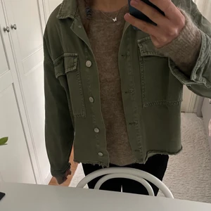 Militärgrön jeansjacka från Zara - Säljer denna militärgröna jeansjacka från Zara i storlek S💕💕