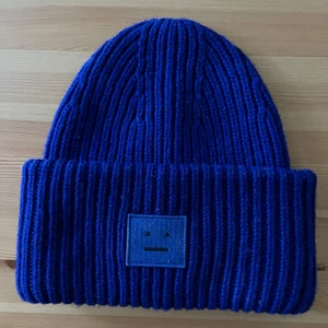 Acne mössa  - En mörkblå Acne studios mössa, perfekt nu till höst och vinter! Äkta såklart, men tyvärr inget kvitto då jag fick den som en present.