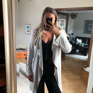 Mocka kappa 🤎 - Tunn kappa i mockaliknande material med axelklaffar