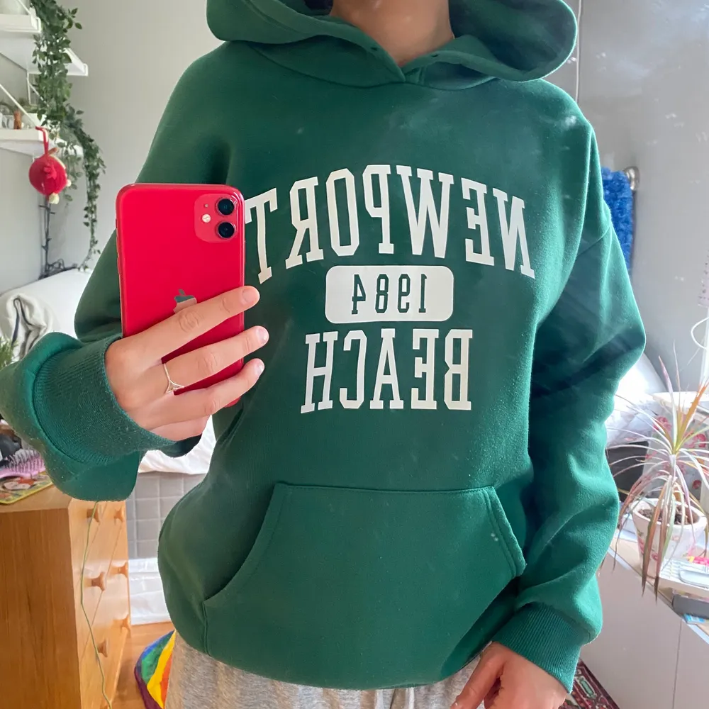 superskön grön hoodie som inte kommer till användning längre! Står storlek L men skulle säga att den sitter som M!💕💕 hör av er om ni har frågor eller vill köpa!. Hoodies.