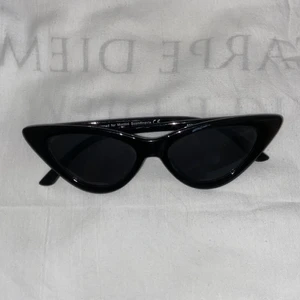 Solglasögon  - Solglasögon i cateye form. Okej skick. 15kr+frakt💗😎