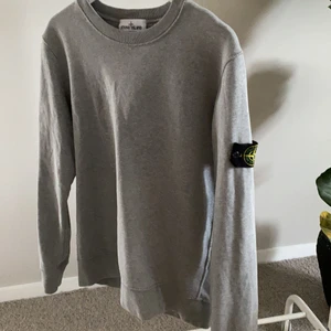 Stone island sweatshirt - Säljer en grå stone island sweatshirt storlek M. Den är äkta och köpt på NK