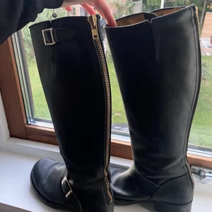 Johnny Bulls fint skick - Säljer mina Johnny Bulls då jag dem inte kommer till användning längre. Fint skick och även vårdade med läderbalsam flertal gånger för hållbarhetens skull :) Pris går självklart att diskuteras och jag kan stå för frakten inom Sverige!