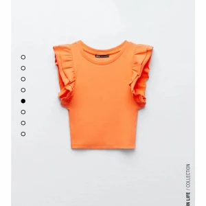 Zara orange ruffel tröja - Snygg orange topp som passar med de mest. Får tyvärr ingen andvänding av den längre. lånad bilder men skickar gärna mer om man vill de. 