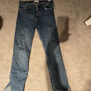 ZARA - Ett par blå fina jeans ifrån zara med slits! Säljer för att dom inte passa längre❤️