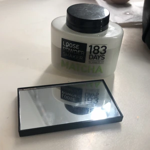 Smink puder och en liten spegel - Alldrig använt 