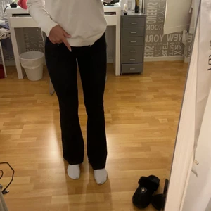 Snygga bootcut jeans - Svarta bootcut jeans från Crocker i storlek 26/32💕 Säljer då det är försmå i midjan!