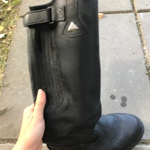 hej säljer dessa ridstövlar från mountain horse - Mountain horse ridstövlar i strl 35 eur jätte fina men ett par år gamla vet inte vad jag ska sälja dem för men ni kan prata om pris privat