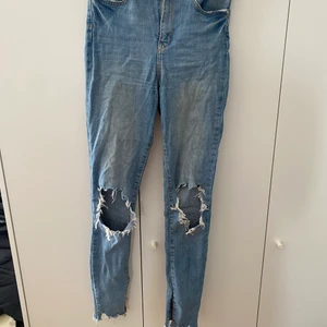Skinnyjeans med hål strl 36 - Klippt egna slits längst ner på byxorna. Obs köparen står för frakt.