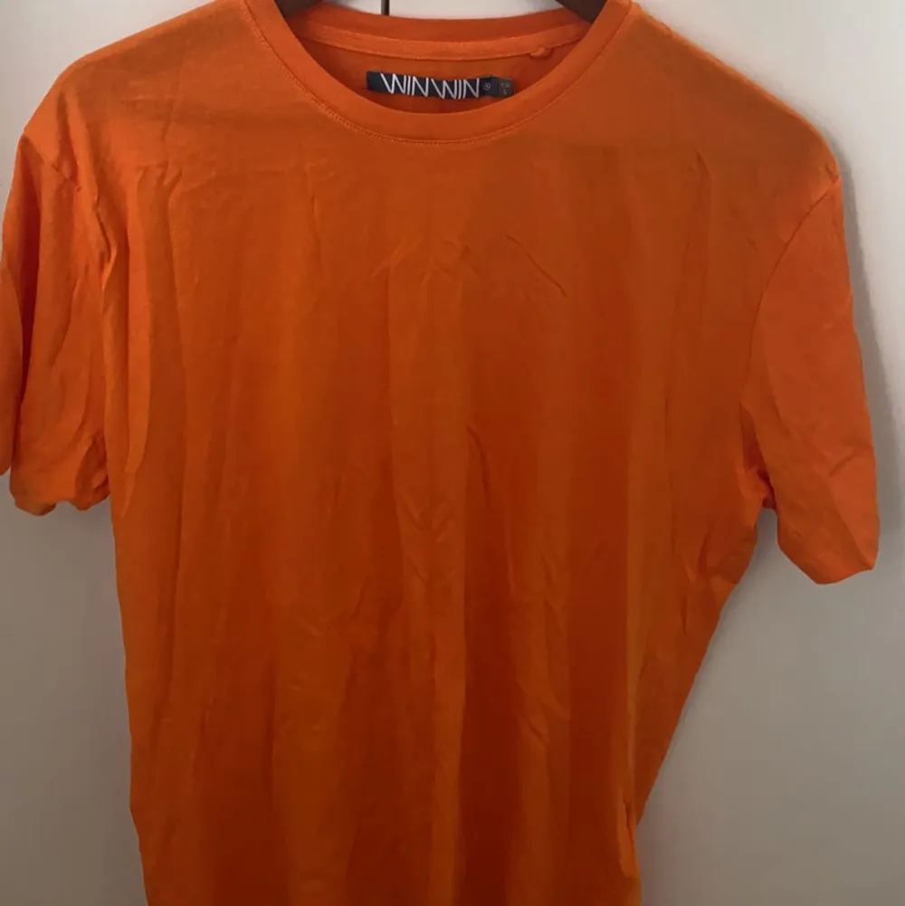 Orange t-shirt från Carlings, använd en gång.  I bra skick, säljer pågrund av att jg inte använder den.🧡🧡. T-shirts.