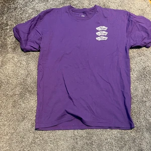 Lila t-shirt vans - Säljer en lila t-shirt från vans, den är som i nyskick och syns inte att den är använd
