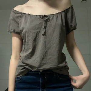 Topp - Gullig brun topp man kan ha både Off the shoulder men oxå vanligt<3