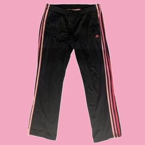 Adidasbyxor - Finaste adidasbyxorna med rosa ränder🥹 Jag är 168 och de passar perfekt på mig, lågmidjade och utsvängda nedtill💞💗