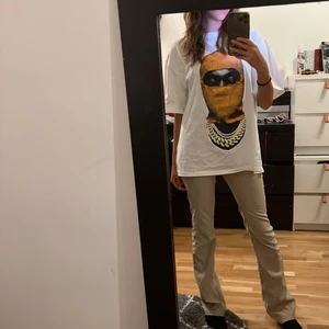 t shirt - snygg t-shirt köpt utomlands, säljer då den aldrig har används, storlek L så ganska overaized på mig som i vanliga fall är S🥰