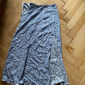 ✨Blommig kjol✨ - Fin blom kjol. Bra kvalite. 