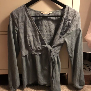 odd molly kofta - askblå odd molly kofta med knytning där fram. så fin passform och fina mönster och detaljer. jag bär oftast XS och den passar på mig men passar upp till M.