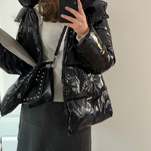 Glansig Pufferjacka från Zara  - Säljer denna glansiga pufferjackan från Zara i storlek S💕 Perfekt som jacka nu till hösten och vintern. Som ny! 
