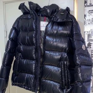 Moncler maya jacka - Säljer min killes moncler maya jacka, helt i nyskick med lappar och taggs kvar🤍 Köpt nyligen men var tyvärr för liten för han, passar både tjejer och killar. Den är äkta och kvitto finns kvar✨ Nypris 12 000, köp direkt för 7500kr