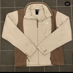 North face - Säljer denna fleece north face jackan pga att jag aldrig använder den, den är jätte skön men har en nästan likadan så denna används aldrig. Den är vintage/second hand men i jätte bra skick! Storlek S-M ‼️❤️