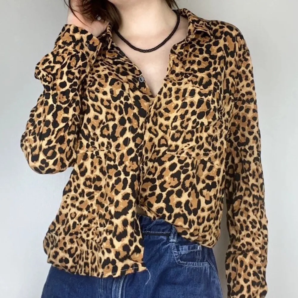 Mysig skjorta i coolt leopardmönster. Från HM men köptes secondhand. Kommer aldrig till användning så därför säljs den.  Köpare står för frakt. Tar Swish eller mötas upp i Växjö. . Skjortor.