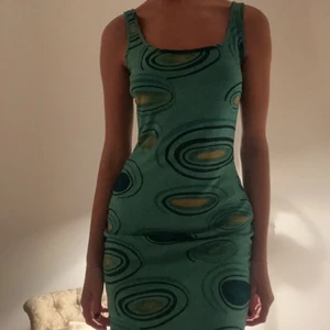 Grön klänning - Jätte fin konstnärlig grön klänning med gult mönster. Älskar den tyvärr kommer den aldrig till användning. Jätte fin öppen rygg. 