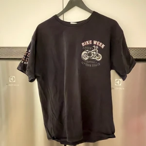 T-shirt - Asball motorcykel t-shirt köpt secondhand‼️i bra skick, passar xs-l beroende på hur man vill att den ska sitta 💗