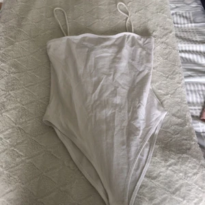 Zara body - Vit ribbad body från zara! Väldigt fin men har inte kommit till så mycket användning. Köparen står för frakten!❤️