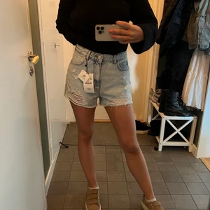 Jeans shorts  - ⚠️klicka inte på köp direkt⚠️  Aldrig använda skitsnygga jeans shorts från zara. Storlek 38 men skulle säga att de snarare är en 36 då de är väldigt små i storleken. 