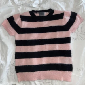 Stickad randig topp från SAND - Stickad randig topp från lyxiga märket SAND-Copenhagen, i stl XS, passar även S då den är mjuk och stretchig. Supersöt och i mycket fint skick. 80kr+frakt.💗