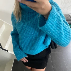 Stickad tröja  - Jättefin blå stickad tröja ifrån zara i storlek M, endast använd ett fåtal gånger. Paketet skickas med PostNord skicka lätt och ingår ej i priset