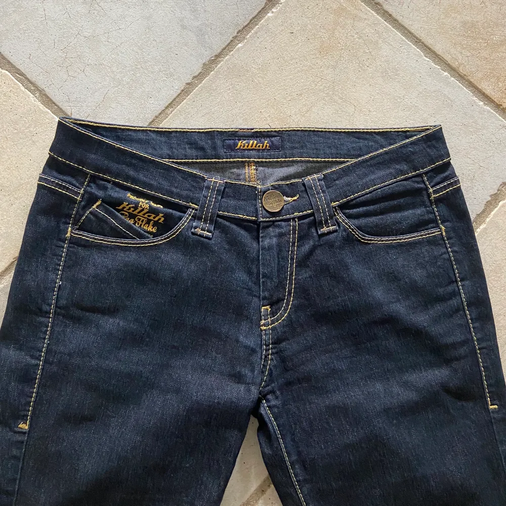 Säljer dessa mörkblå jeans från märket Killah. Det står ingen storlek men jag skulle säga att de är XS-S. Midjemått 80 cm och innerbenslängd  81 cm ❤️ Skriv för fler bilder! Köparen står för frakten . Jeans & Byxor.