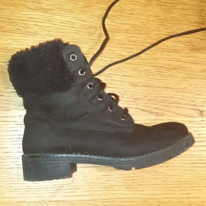 Kängor höst/vinter - Svarta höst/vinterkängor strl 36 i fuskmocka med fuskpälskant. Ej fodrade men varma. Grov gummisula med liten klack. Snörning. Obetydlig använda. Märke Landrover från Deichman.