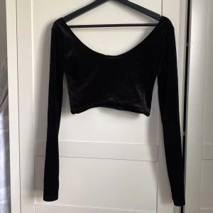 Svart sammets-crop top - Älskad crop top i fint skick. Obs! Passar inte mig, så kan ej visa hur den sitter. Men den är väldigt urringad!