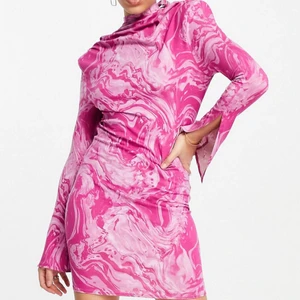 Rosa klänning m. axelvaddar och öppen rygg - - Aldrig använt - Har i både 32 & 34 