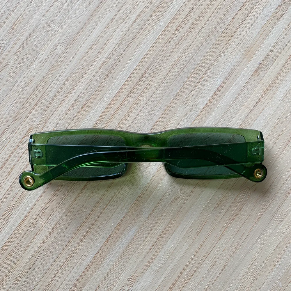Oanvända gröna solglasögon 💚. Accessoarer.