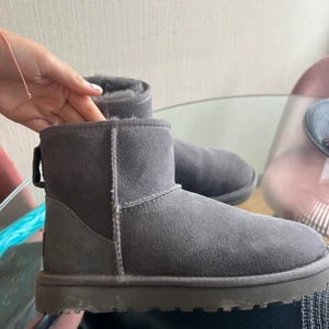 Grå uggs  - Gråa äkta uggs i jättebra skick! Knappt använda.