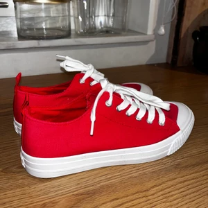 helt nya converse - Säljer dessa helt nya converse. Tappat bort kvitto så kan inte lämna tillbaka dom. slippa frakten? Kan mötas upp💞