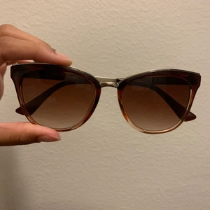 Solglasögon  - Fina solglasögon från newyorker. Cat eye fromande med brunt glas. Har så många solglasögon så försöker bara ha kvar några